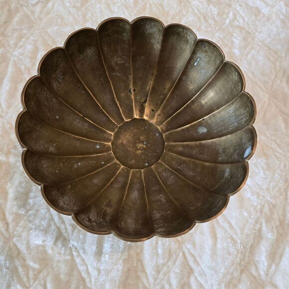 Vintage Decorative Brass Scallop Edge Pedestal Dish. Catch all Bowl - Picture 7 of 16
